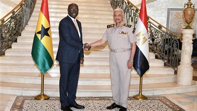 الفريق أول عبد المجيد صقر يلتقي القائم بأعمال وزير الدفاع الغاني