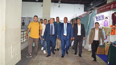 رئيس غرفة القاهرة يتفقد معرض أهلًا مدارس ويشيد بجودة السلع والتخفيضات