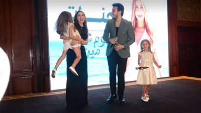 عناقيد مواهب، جنات تغني مع ابنتيها للمرة الأولى على المسرح (فيديو وصور)