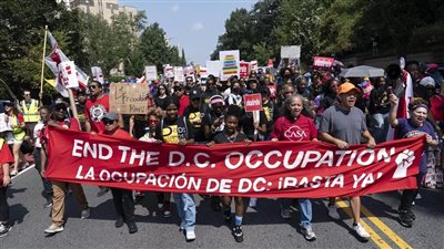 الآلاف في واشنطن يتظاهرون ضد ترامب ويطالبون بخروج قوات الحرس الوطني من المدينة (صور)