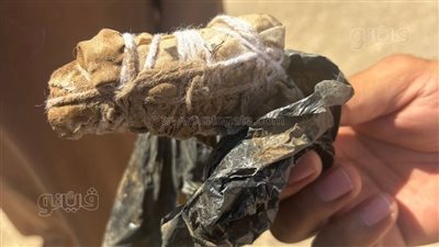 عضمة ملفوفة بطلاسم تثير الجدل أثناء تشييع جنازة غرب الأقصر (صور)