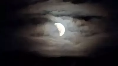 اليوم تأثيرات فلكية للقمر بالتربيع الثاني وهذا تأثيره على المد والجزر 