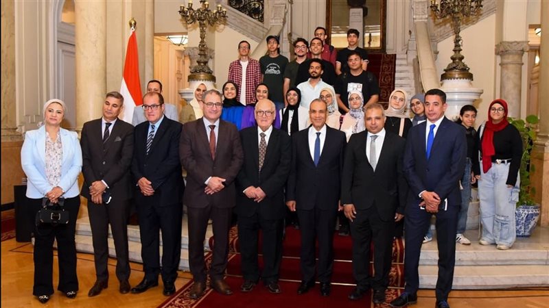 وزير الخارجية مع