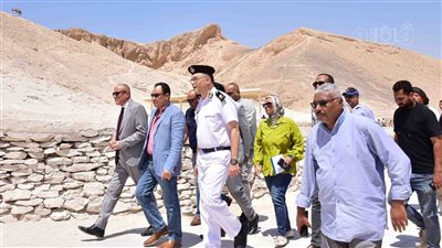 محافظ الأقصر يتفقد المشروعات السياحية والتنموية بمدينة القرنة (صور)