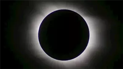 رئيس البحوث الفلكية يكشف مفاجأة بشأن خسوف القمر