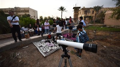 ظاهرة الخسوف، وفود أجنبية ترصد القمر الدموي بسماء حلوان (صور وفيديو)