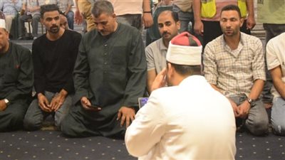 توافد المصلين علي مسجد عمرو بن العاص لأداء صلاة الخسوف (صور)