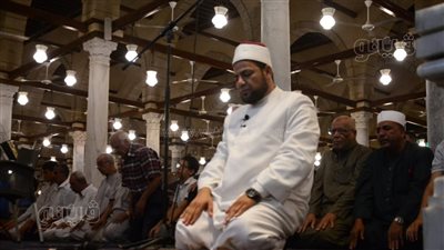 حدث استثنائي في السماء، المئات يؤدون صلاة الخسوف بمسجد عمرو بن العاص (صور)