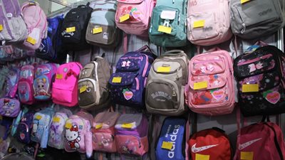 تخفيضات تبدأ من 20%، أسعار الشنط بمعرض أهلا مدارس بمدينة نصر (صور)