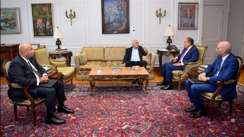 وزير الخارجية مع