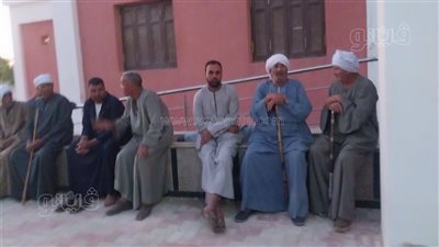 مزارعو سوهاج يفترشون الأرض أمام مجمع أولاد يحيى الزراعي للحصول على الأسمدة (فيديو وصور)