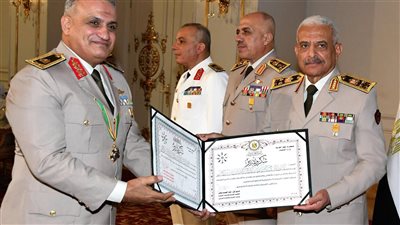 وزير الدفاع يكرم قادة أوفوا العطاء بالقوات المسلحة 