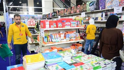 توافد المواطنين لشراء مستلزمات المدارس بمعرض “أهلًا مدارس” بمدينة نصر (فيديو وصور )