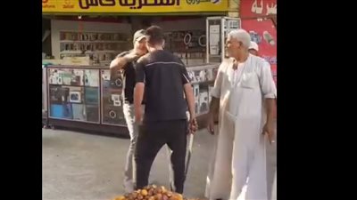 مشهد صادم، شاب يثير الذعر بسلاح أبيض في دار السلام (فيديو)