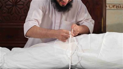  الإفتاء توضح حكم وضع العمامة والقميص على الميت عند تكفينه