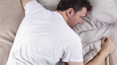 أبرزها السمنة ومشاكل التنفس والقلب، 7 مخاطر للنوم على البطن