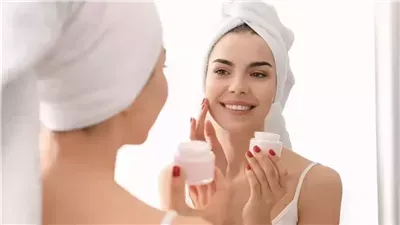 حافظى على جمال البشرة الجافة بالترطيب اليومي وشرب الماء 