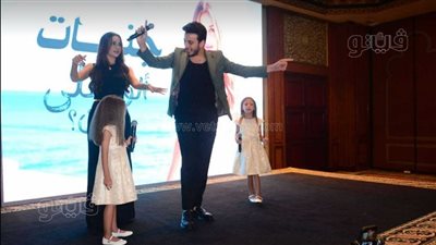 ابنتا جنات ترفعان شعار 