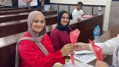 تجارة المنوفية تستقبل الطلاب المتقدمين بالورود (صور)