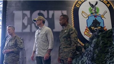  وزير الحرب الأمريكي يزور سفينة حربية 