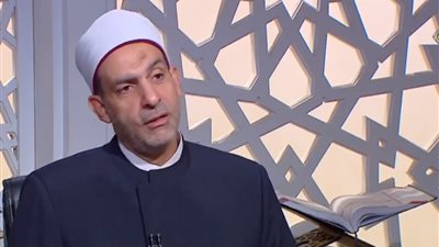 هل التبسُّم في الصلاة يبطلها؟ دار الإفتاء تجيب (فيديو)