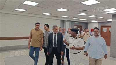 أسفر عن 37 حالة وفاة وإصابة، مدير أمن الأقصر يتفقد مصابي أتوبيس الصحراوي بالمجمع الطبي (فيديو وصور)