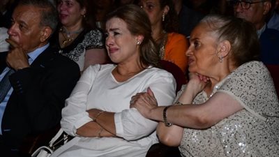 بكاء سيمون خلال تكريمها في مهرجان بردية السينمائي وعفاف رشاد تتدخل (صور)