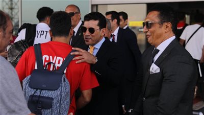 وصول بعثة منتخب مصر إلى مطار القاهرة ووزير الرياضة يستقبلها (صور)