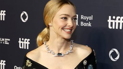 أماندا سيفريد تتألق في العرض العالمي لفيلم بمهرجان تورنتو (صور)