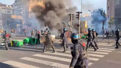 متظاهرون يغلقون الطرق في باريس والشرطة تستخدم القنابل الصوتية (فيديو)