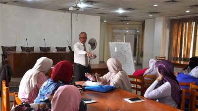 جامعة حلوان تواصل الاستثمار في العنصر البشري بدورة تدريبية عن التحليل المالي