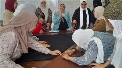 جامعة قناة السويس تختتم ورشة مهارات التفصيل والخياطة لطالباتها (صور) 