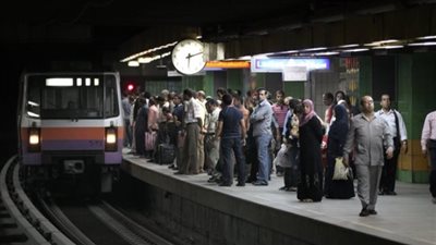انتظام حركة المترو على جميع الخطوط والدفع بقطارات إضافية لتقليل الزحام 