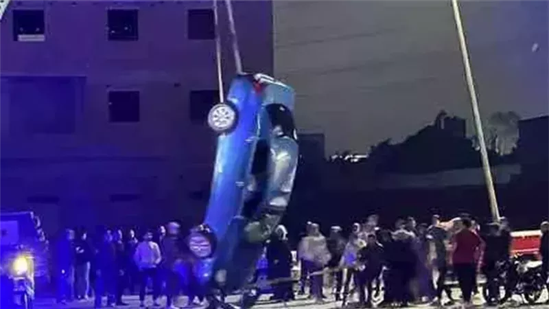 انتشال سيارة سقطت