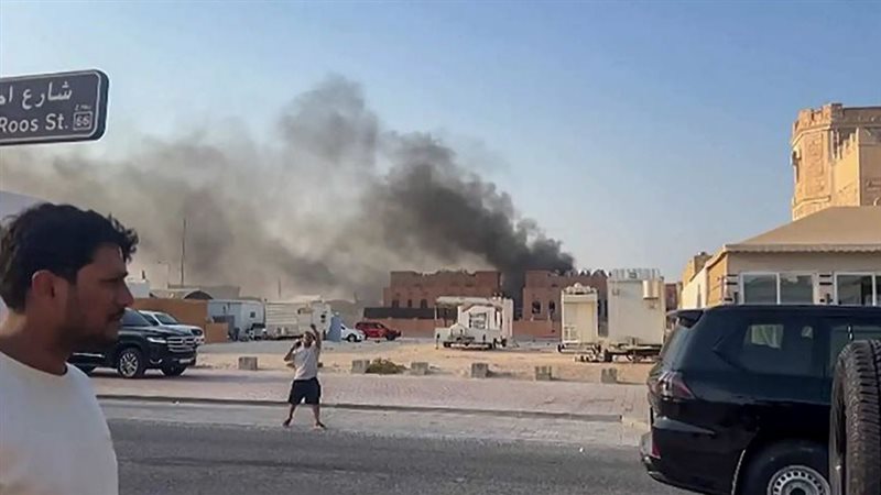 دخان يتصاعد من موقع