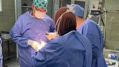 فريق طبي بمستشفى القبطي ينجح في تركيب مفصل ركبة صناعي