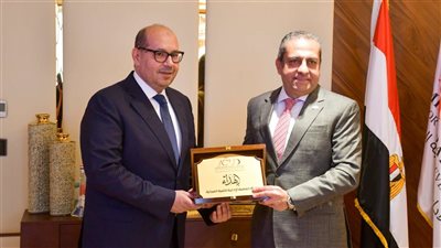 تكريم متبادل بين ياسر إدريس وخالد عباس في إطار التعاون الأولمبي المشترك