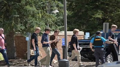 بعد ساعات من اغتيال ناشط، هجوم مسلح على مدرسة ثانوية بولاية كولورادو الأمريكية (فيديو) 