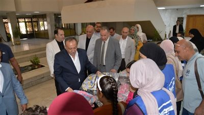 توزيع 2000 حقيبة مدرسية على الأطفال الأولى بالرعاية بأسيوط (صور)