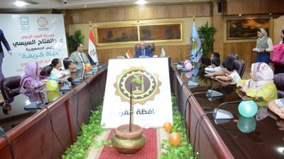 محافظ الغربية يسلم الزي المدرسي ويسدد المصروفات لـ 35 طالبًا 