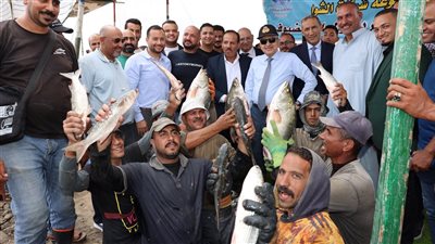 رئيس هيئة قناة السويس يتابع نشاط الاستزراع السمكي بالشركة (صور) 