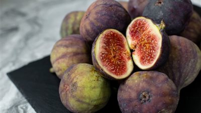 تفسير رؤية أكل التين في المنام وعلاقته بوظيفة جديدة بعائد مادي كبير 