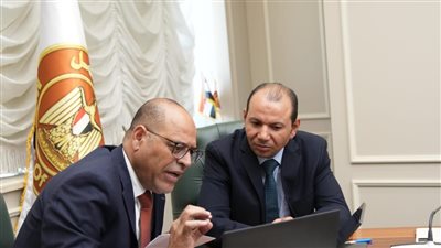 وزير العمل يوجه المديريات بتكثيف حملات التفتيش على تراخيص الأجانب