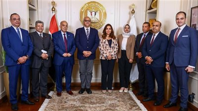 وزيرة التنمية المحلية ومحافظ القليوبية يشهدان توقيع عقد خدمات نظافة طويلة الأمد