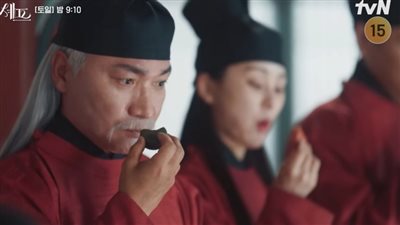 مسلسل “Bon Appétit, Your Majesty” يثير الجدل بسبب تصريحات مسيئة لممثل