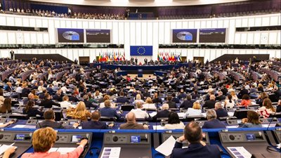 فوضى في البرلمان الأوروبي بسبب الناشط الأمريكي المقتول تشارلي كيرك (فيديو)