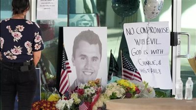 يمشي مترنحا، فيديو جديد يظهر المشتبه به في اغتيال الناشط الأمريكي تشارلي كيرك