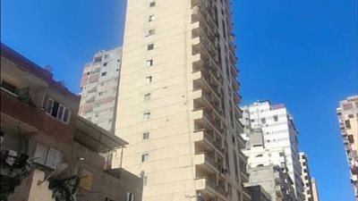 إخلاء 10 أدوار من عقار المندرة المائل بالإسكندرية استعدادا لهدمهم (صور)