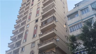 الحي يكشف مفاجأة صادمة، لحظة إخلاء عقار المندرة المائل بالإسكندرية (فيديو)