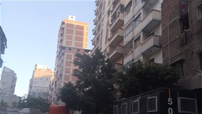 بدء أعمال هدم 11 دورا مخالفا بعقار المندرة المائل في الإسكندرية 